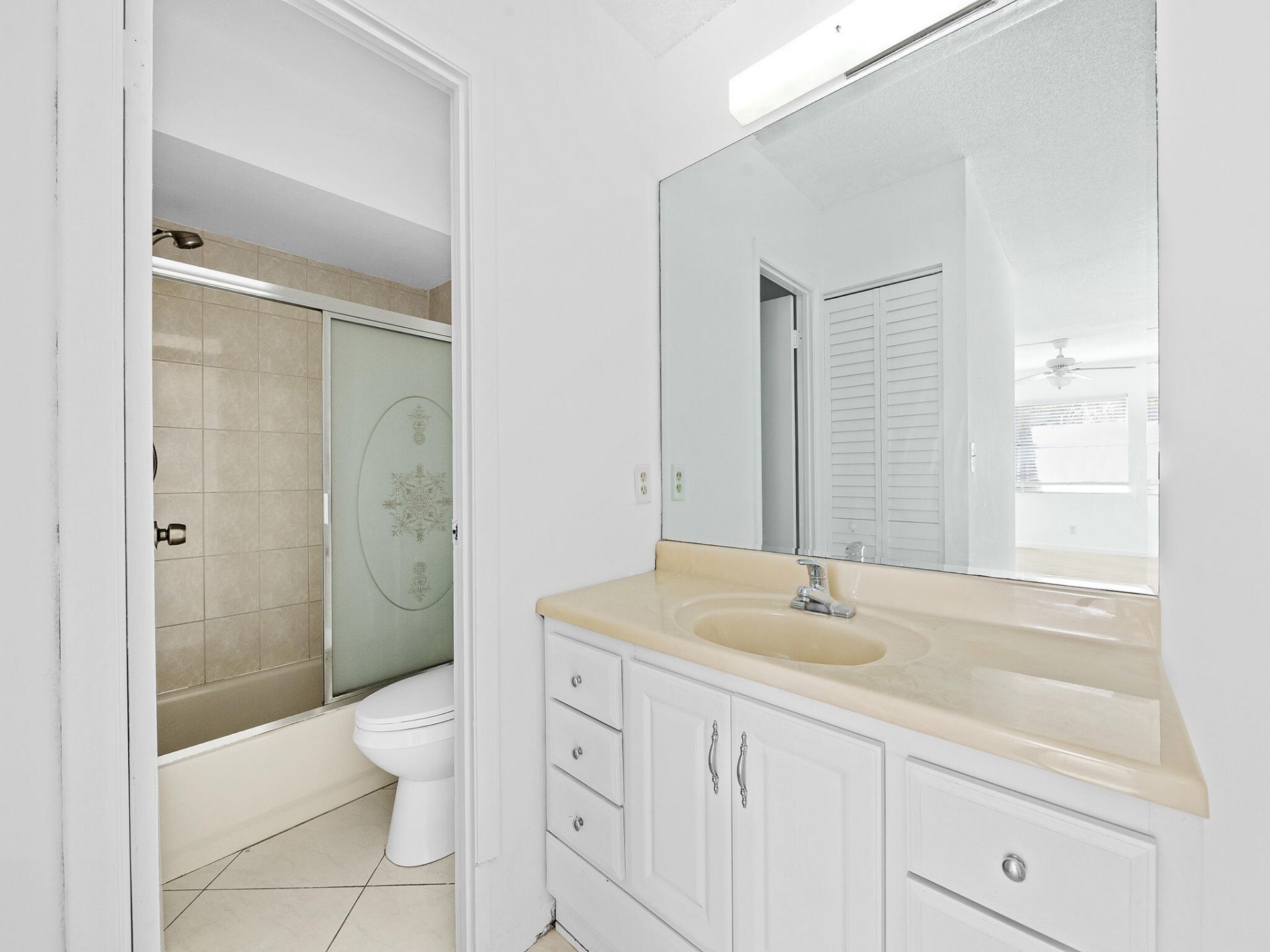 1 Jacaranda Country Club Drive, Unit 202, Plantation, FL 33324 Photo