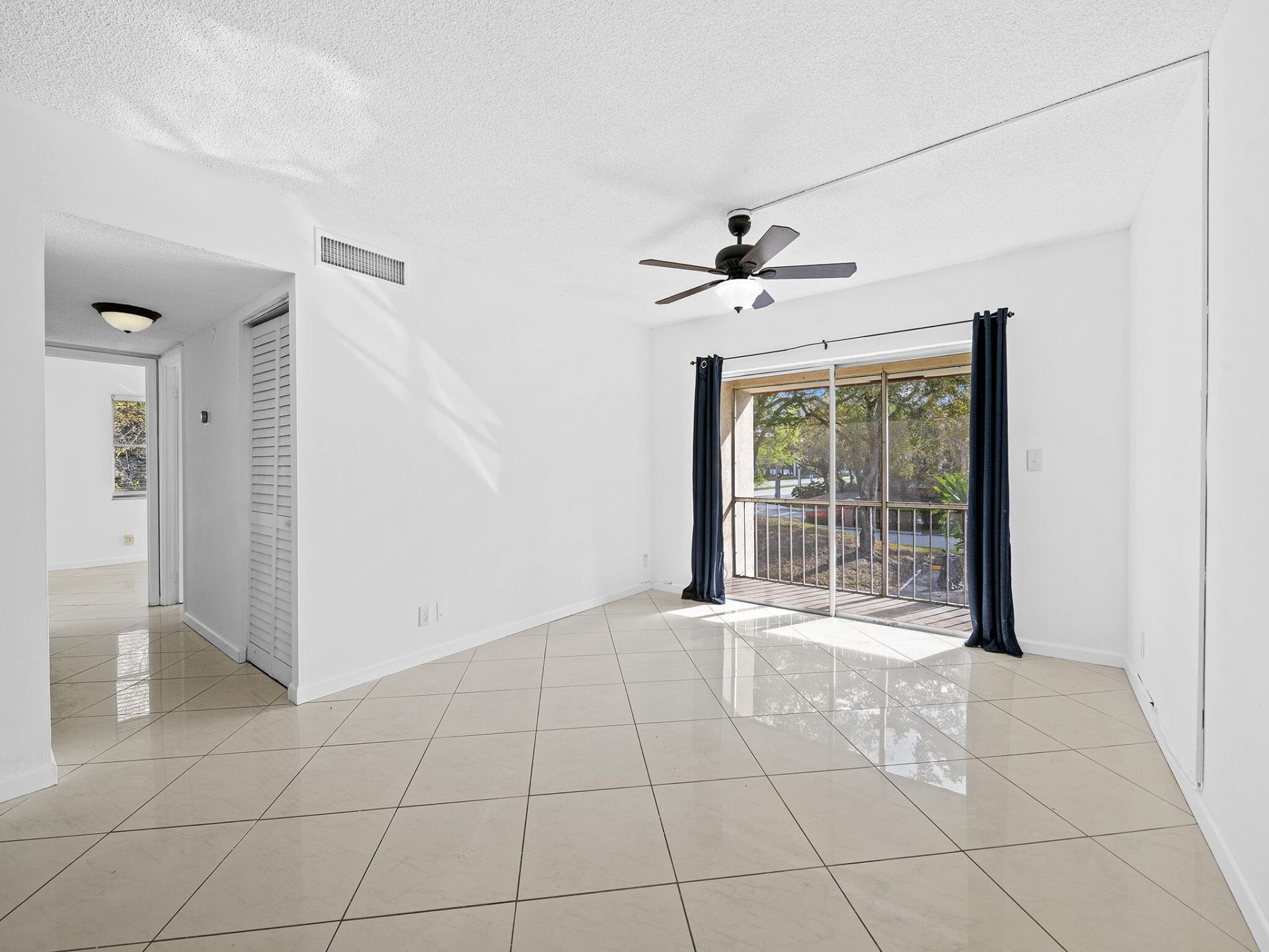 1 Jacaranda Country Club Drive, Unit 202, Plantation, FL 33324 Photo