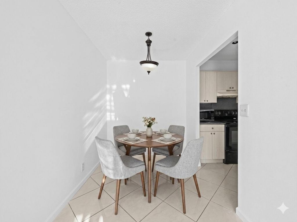 1 Jacaranda Country Club Drive, Unit 202, Plantation, FL 33324 Photo