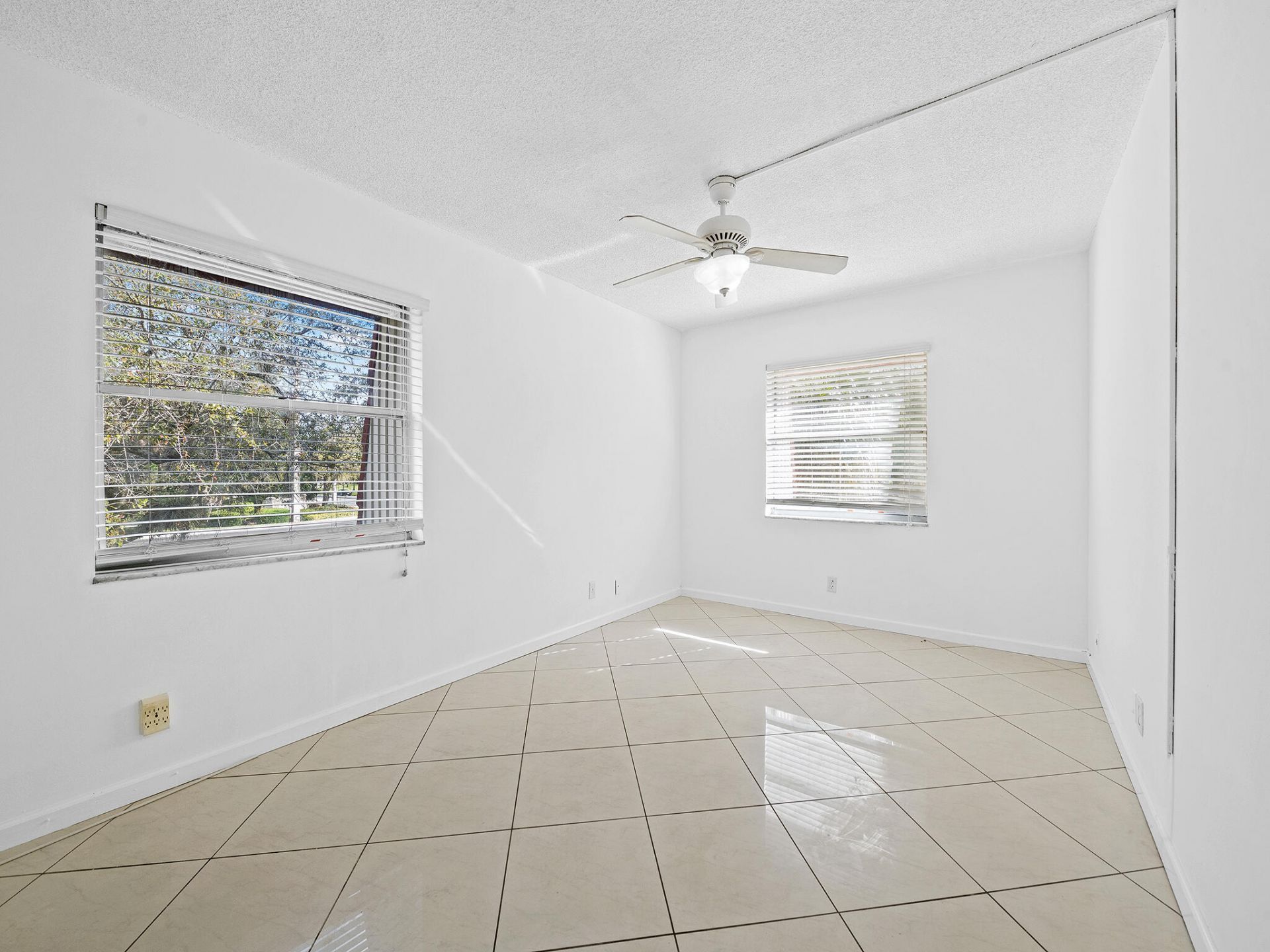 1 Jacaranda Country Club Drive, Unit 202, Plantation, FL 33324 Photo