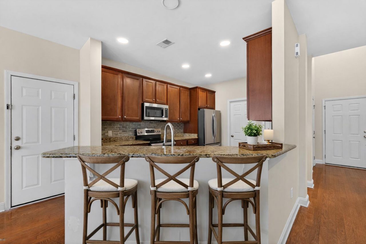 146 Back Tee Circle Photo 7