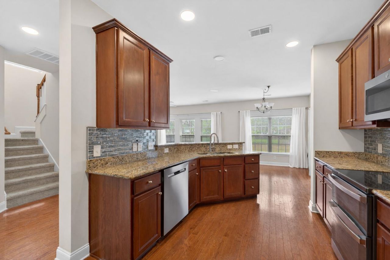 146 Back Tee Circle Photo 8