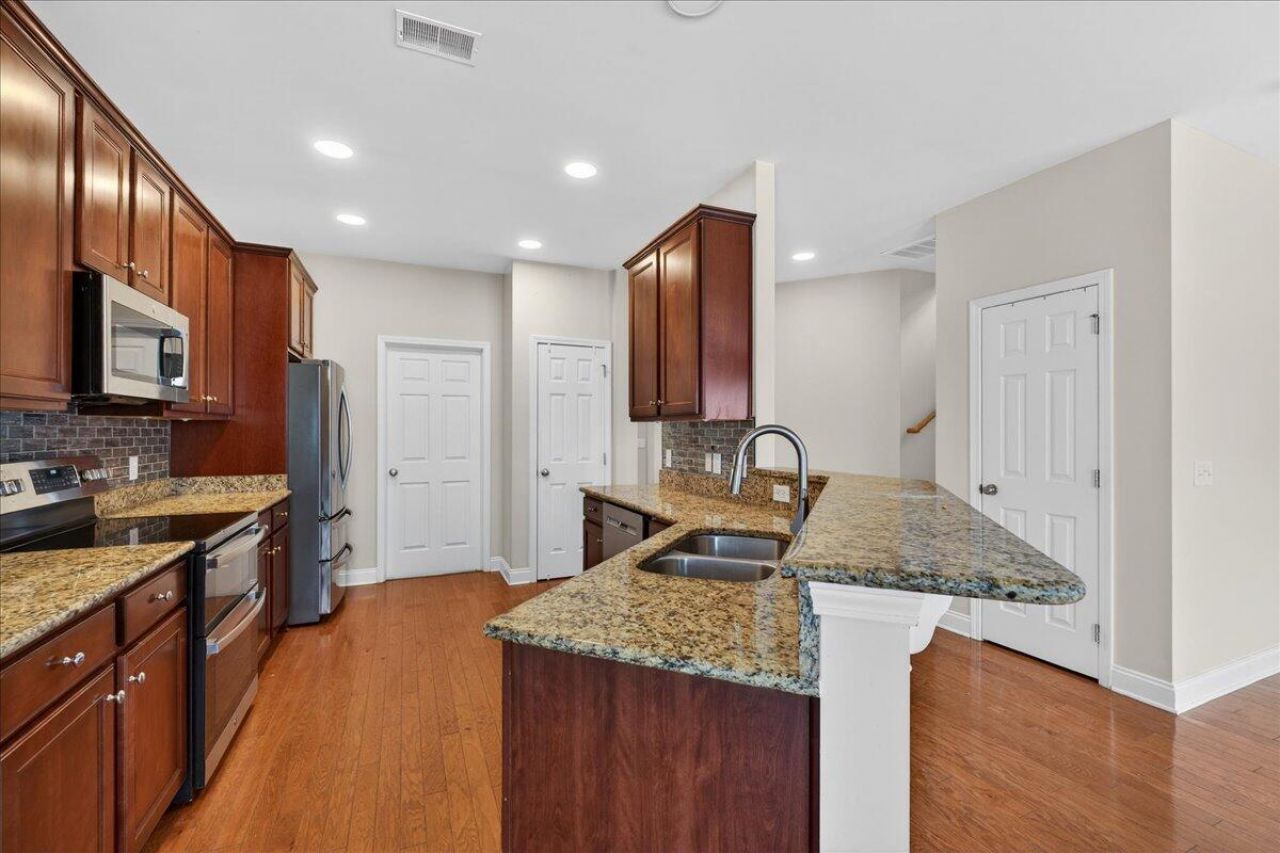 146 Back Tee Circle Photo 9