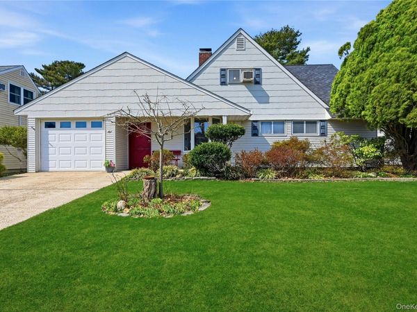 46 Boxwood Lane, Hicksville, NY 11801