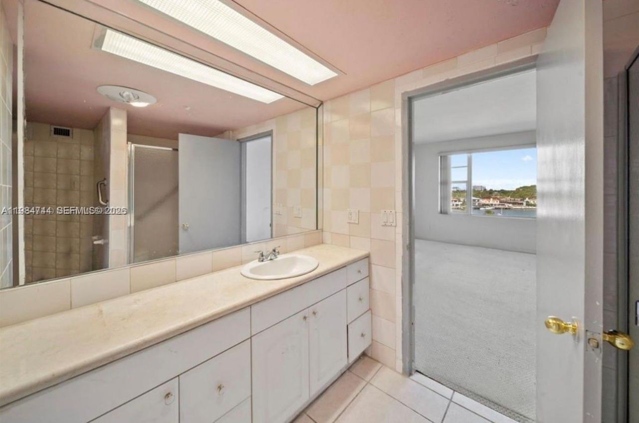 5255 Collins Ave, Unit 5J, Miami Beach, FL 33140 Photo