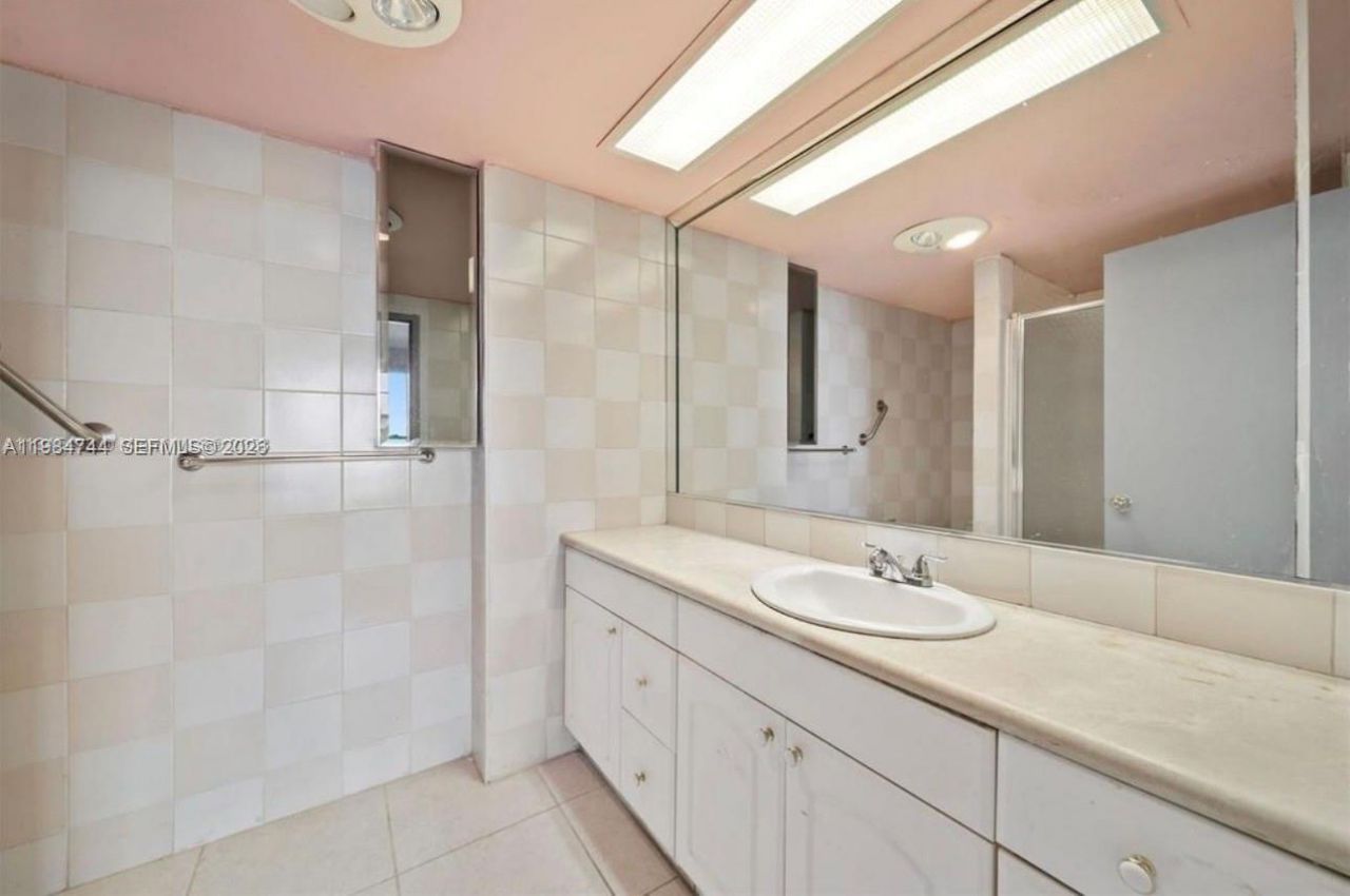 5255 Collins Ave, Unit 5J, Miami Beach, FL 33140 Photo