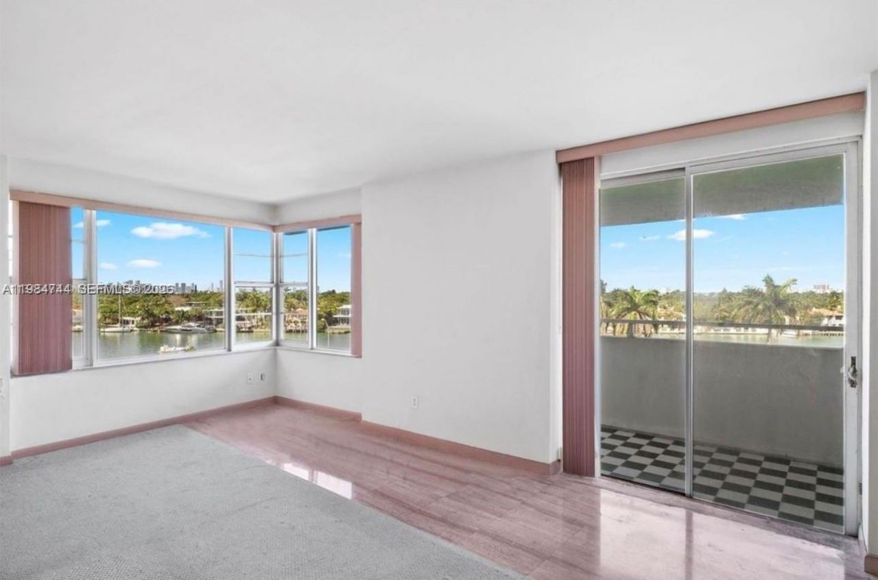 5255 Collins Ave, Unit 5J, Miami Beach, FL 33140 Photo