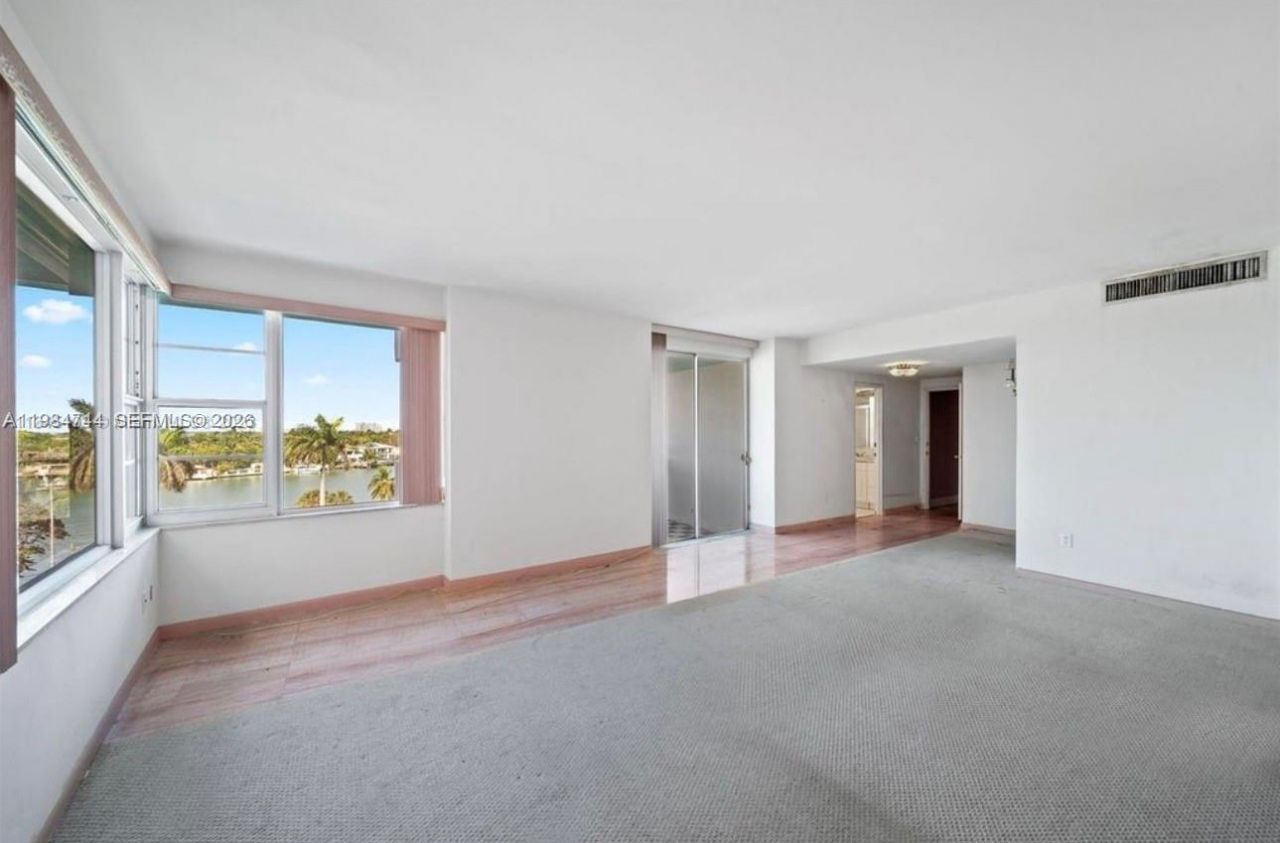 5255 Collins Ave, Unit 5J, Miami Beach, FL 33140 Photo