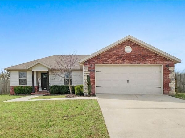 1620 Secretariat Lane, Prairie Grove, AR 72753