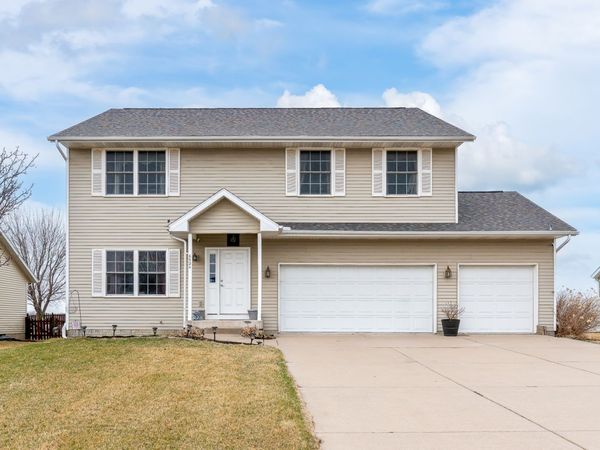 6524 International Drive , Bettendorf, IA 52722