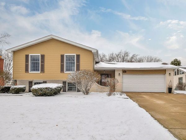 1926 Cheshire Lane , Wheaton, IL 60189