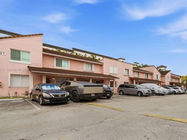 8027 Lake Dr , Unit 204, Doral, FL 33166