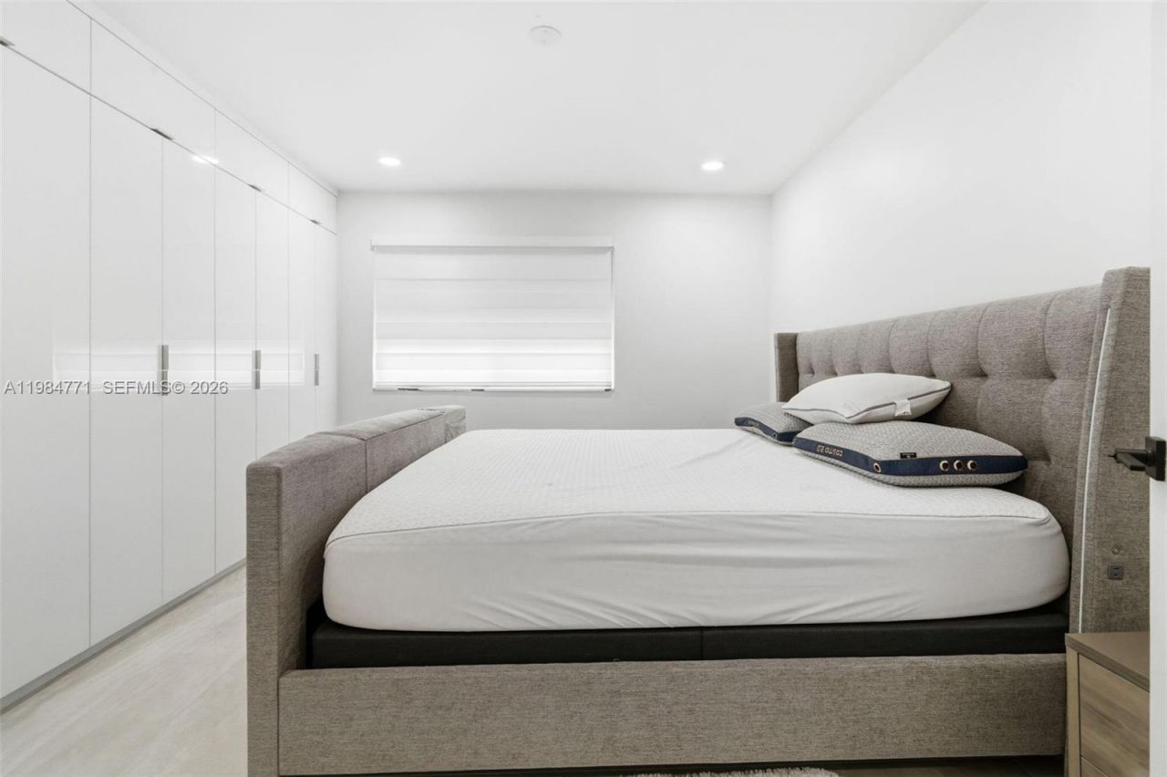 8027 Lake Dr , Unit 204, Doral, FL 33166 Photo