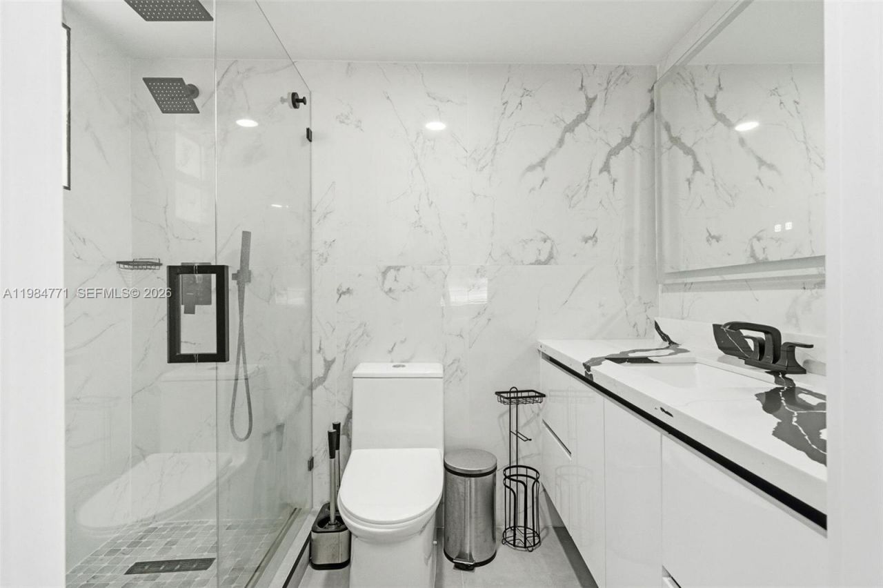 8027 Lake Dr , Unit 204, Doral, FL 33166 Photo