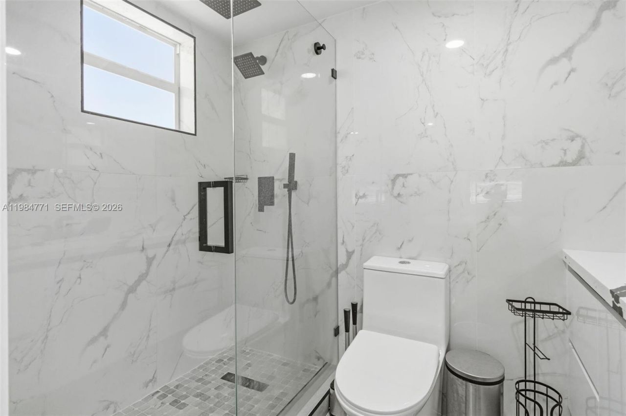 8027 Lake Dr , Unit 204, Doral, FL 33166 Photo