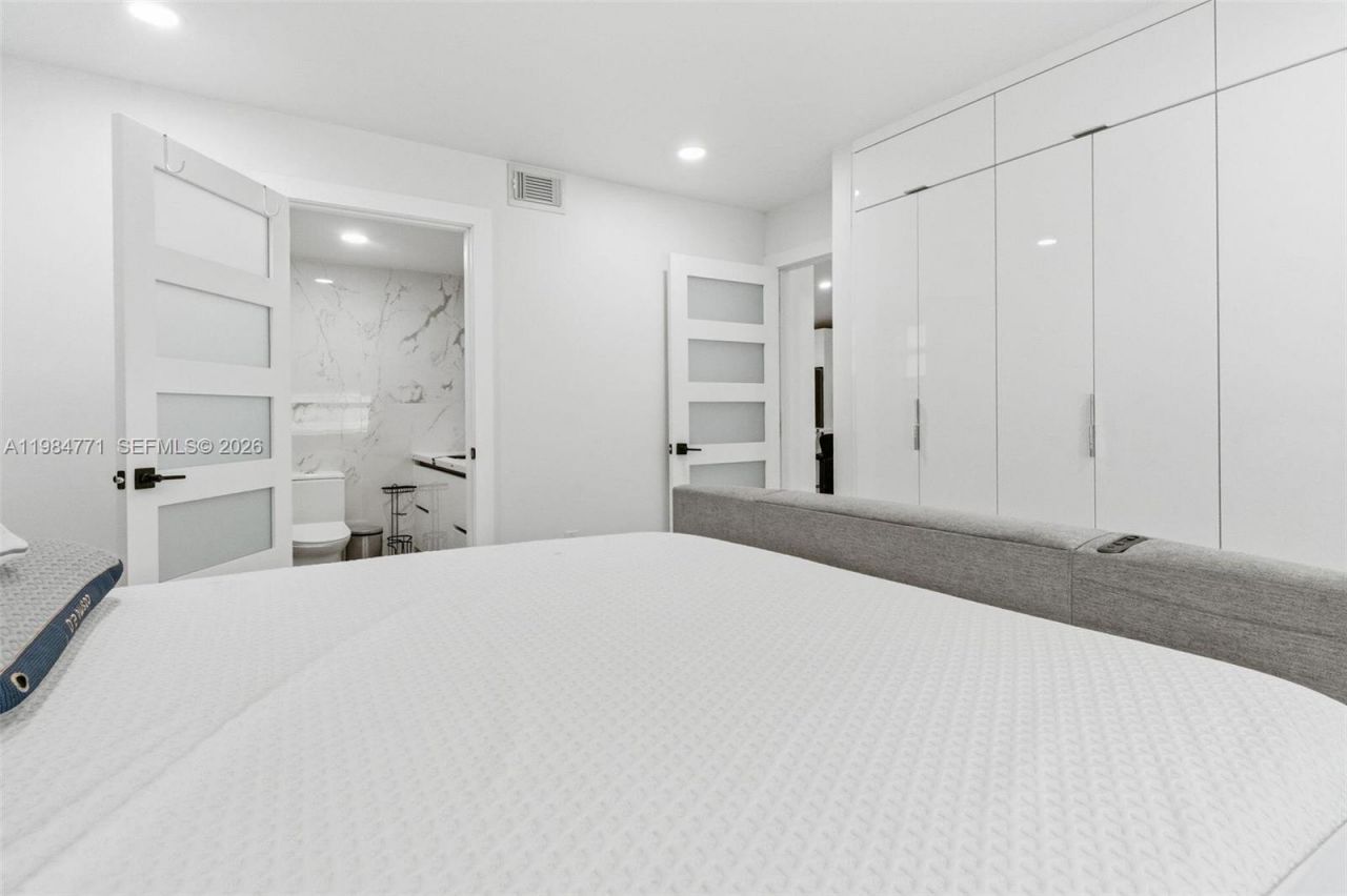 8027 Lake Dr , Unit 204, Doral, FL 33166 Photo