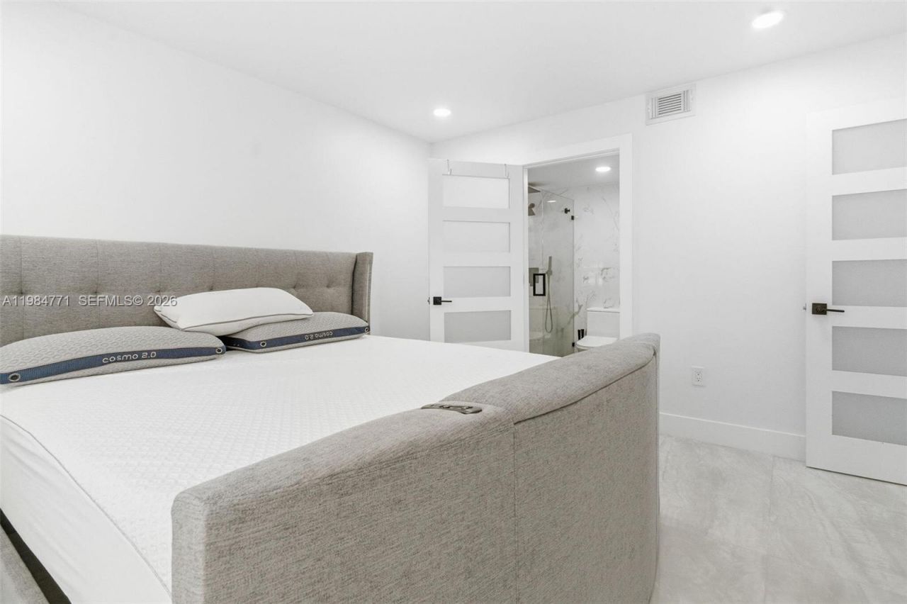 8027 Lake Dr , Unit 204, Doral, FL 33166 Photo