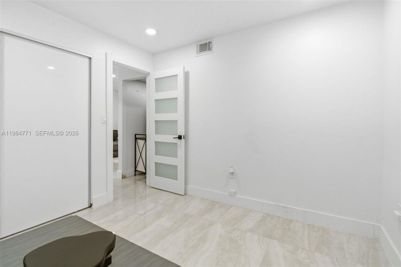 8027 Lake Dr , Unit 204, Doral, FL 33166 Photo