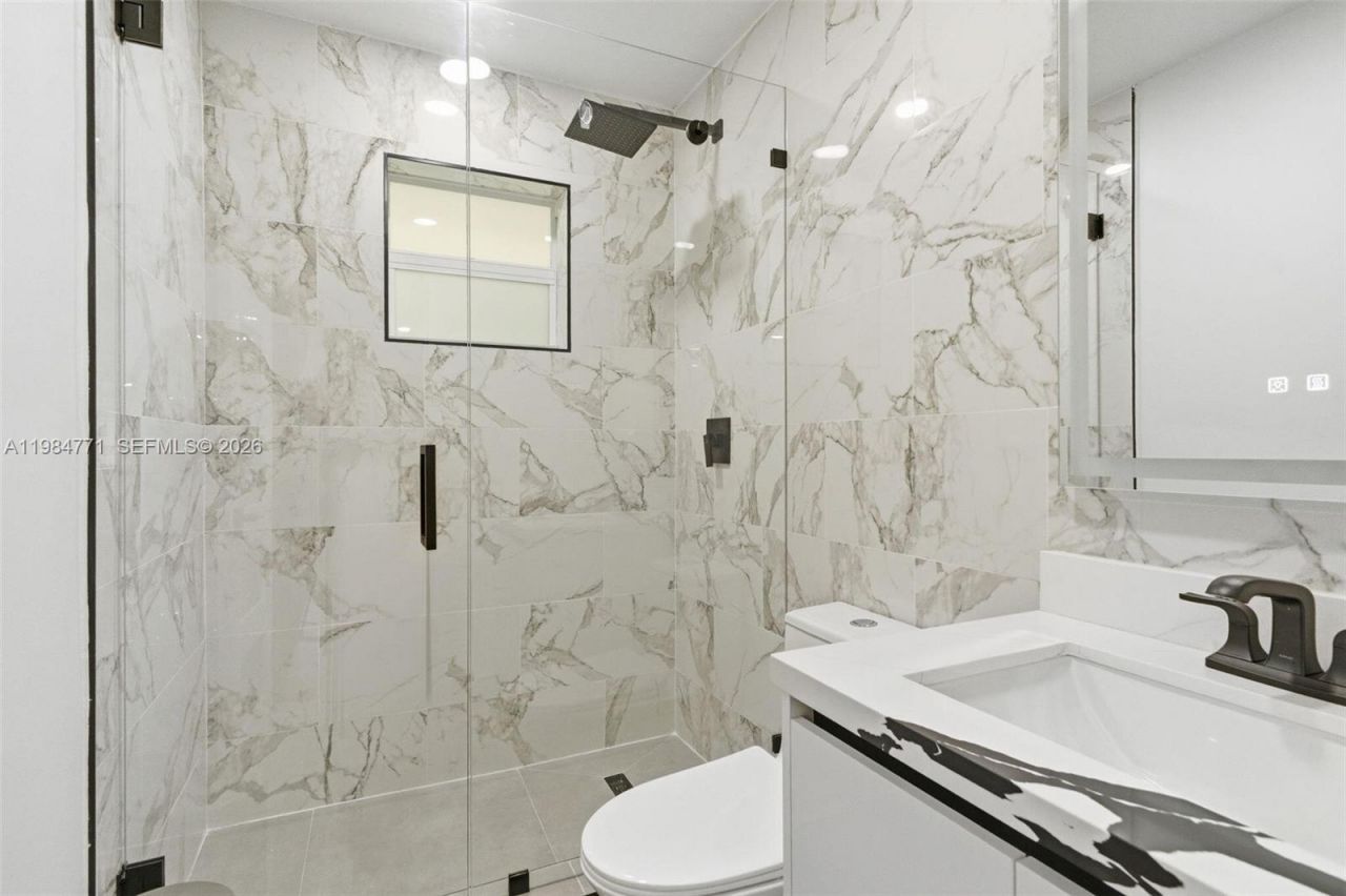 8027 Lake Dr , Unit 204, Doral, FL 33166 Photo