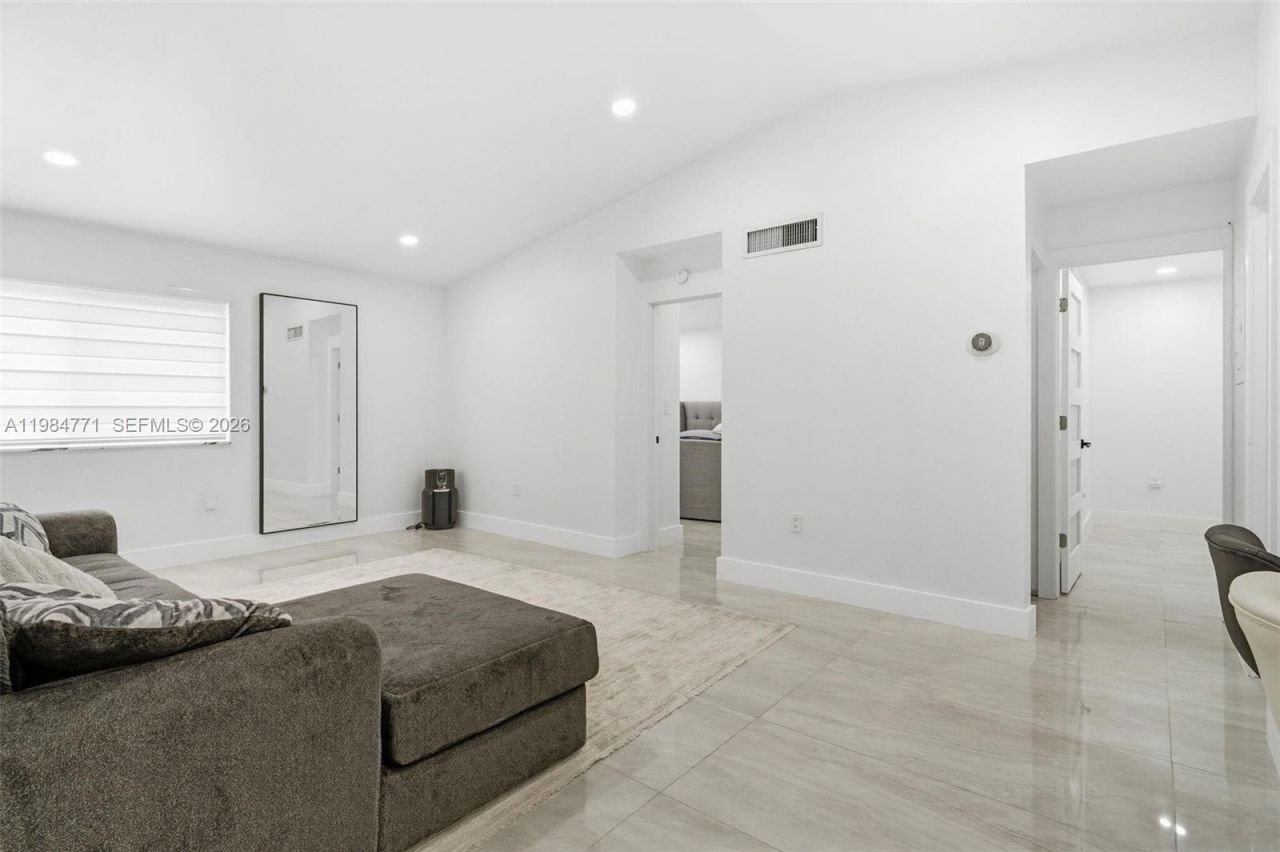 8027 Lake Dr , Unit 204, Doral, FL 33166 Photo