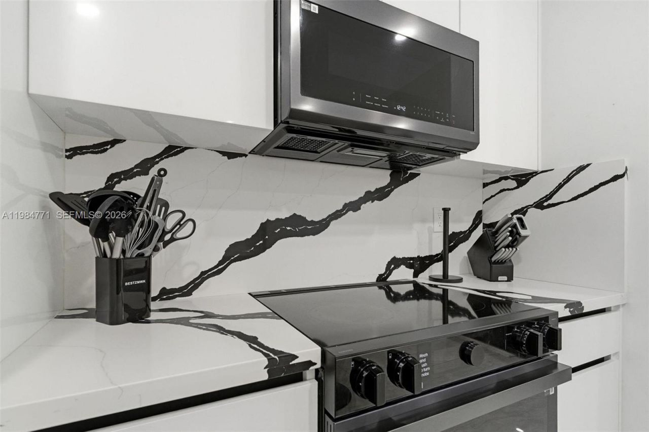 8027 Lake Dr , Unit 204, Doral, FL 33166 Photo