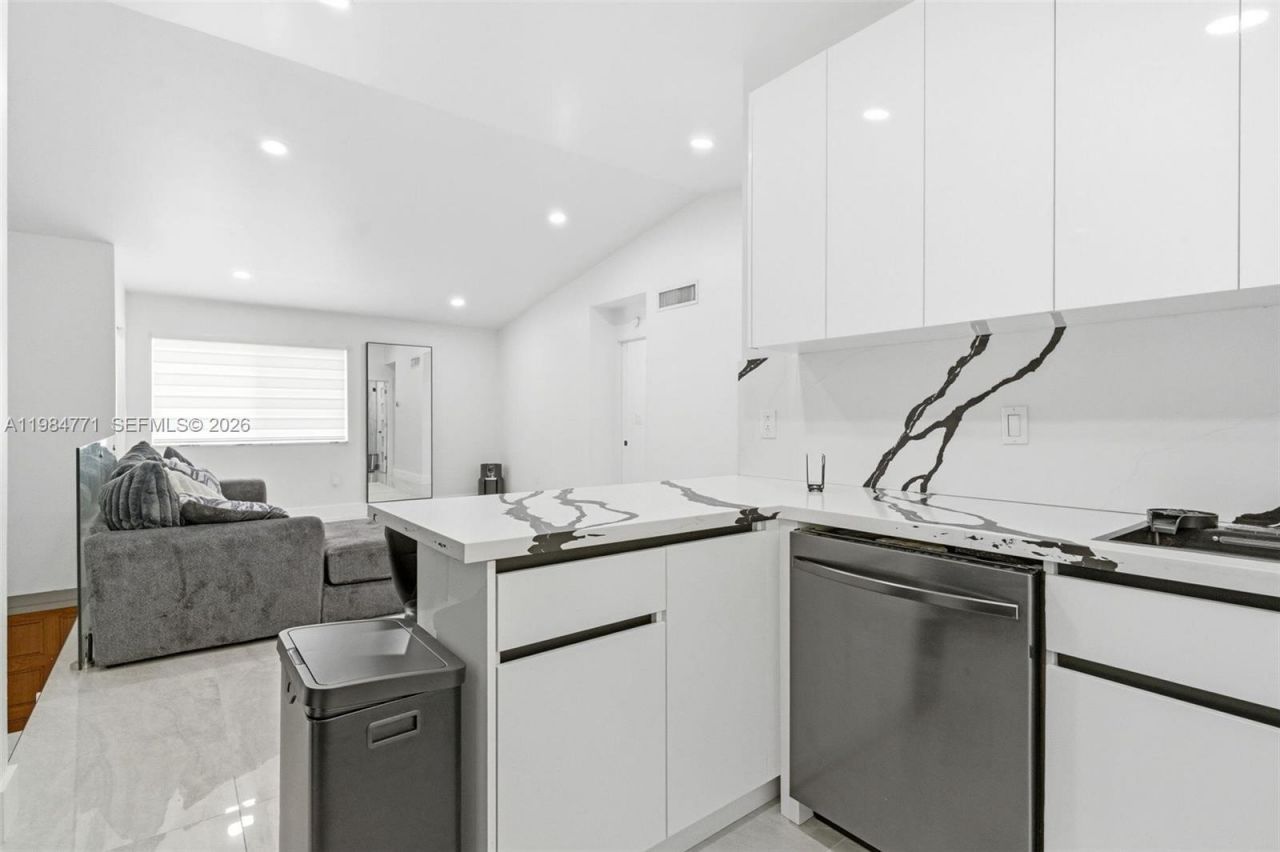 8027 Lake Dr , Unit 204, Doral, FL 33166 Photo