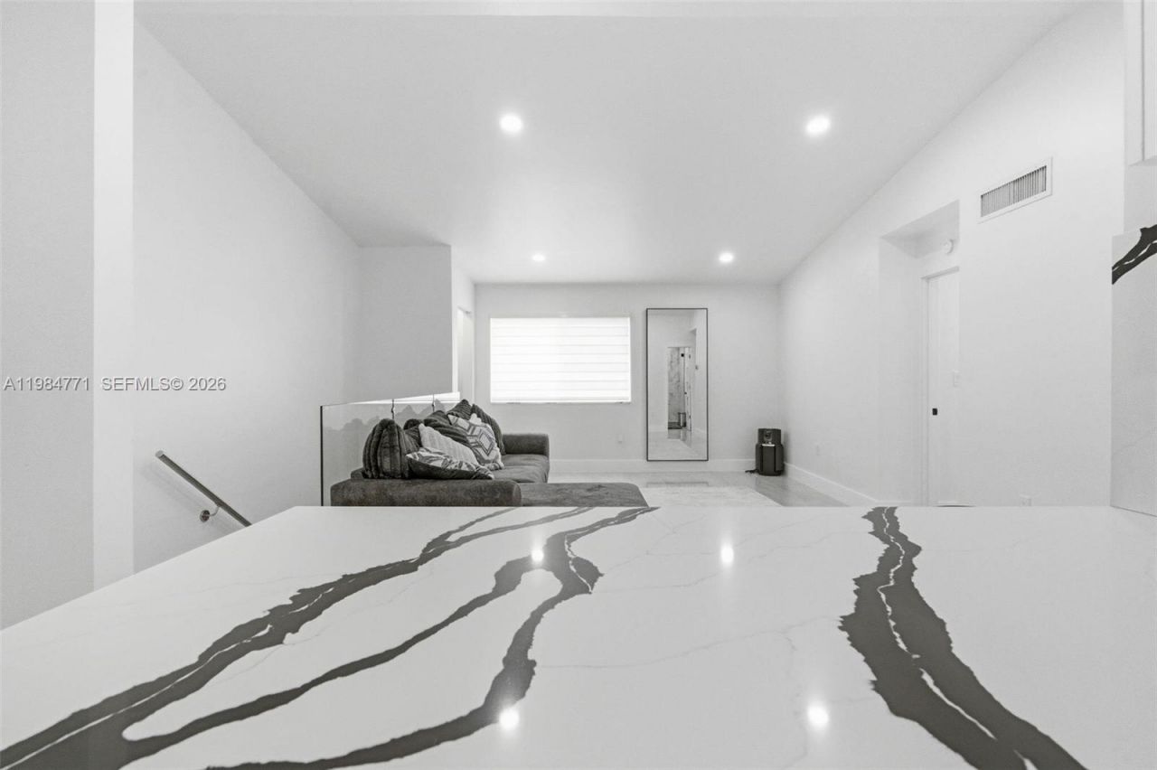 8027 Lake Dr , Unit 204, Doral, FL 33166 Photo