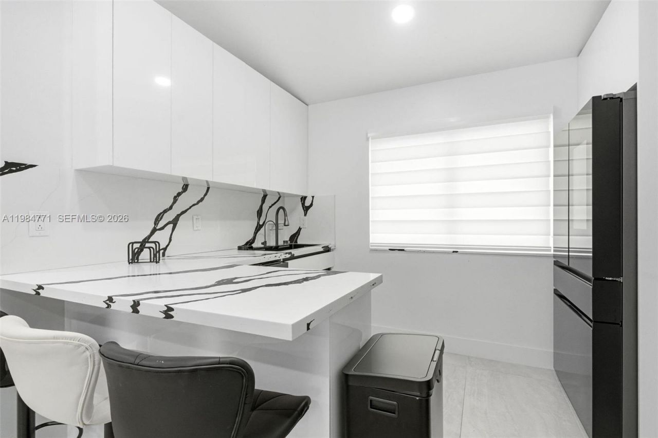 8027 Lake Dr , Unit 204, Doral, FL 33166 Photo