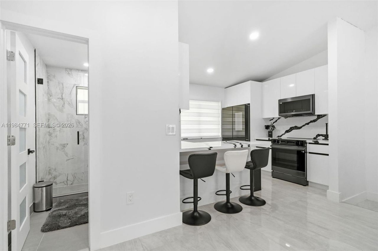 8027 Lake Dr , Unit 204, Doral, FL 33166 Photo