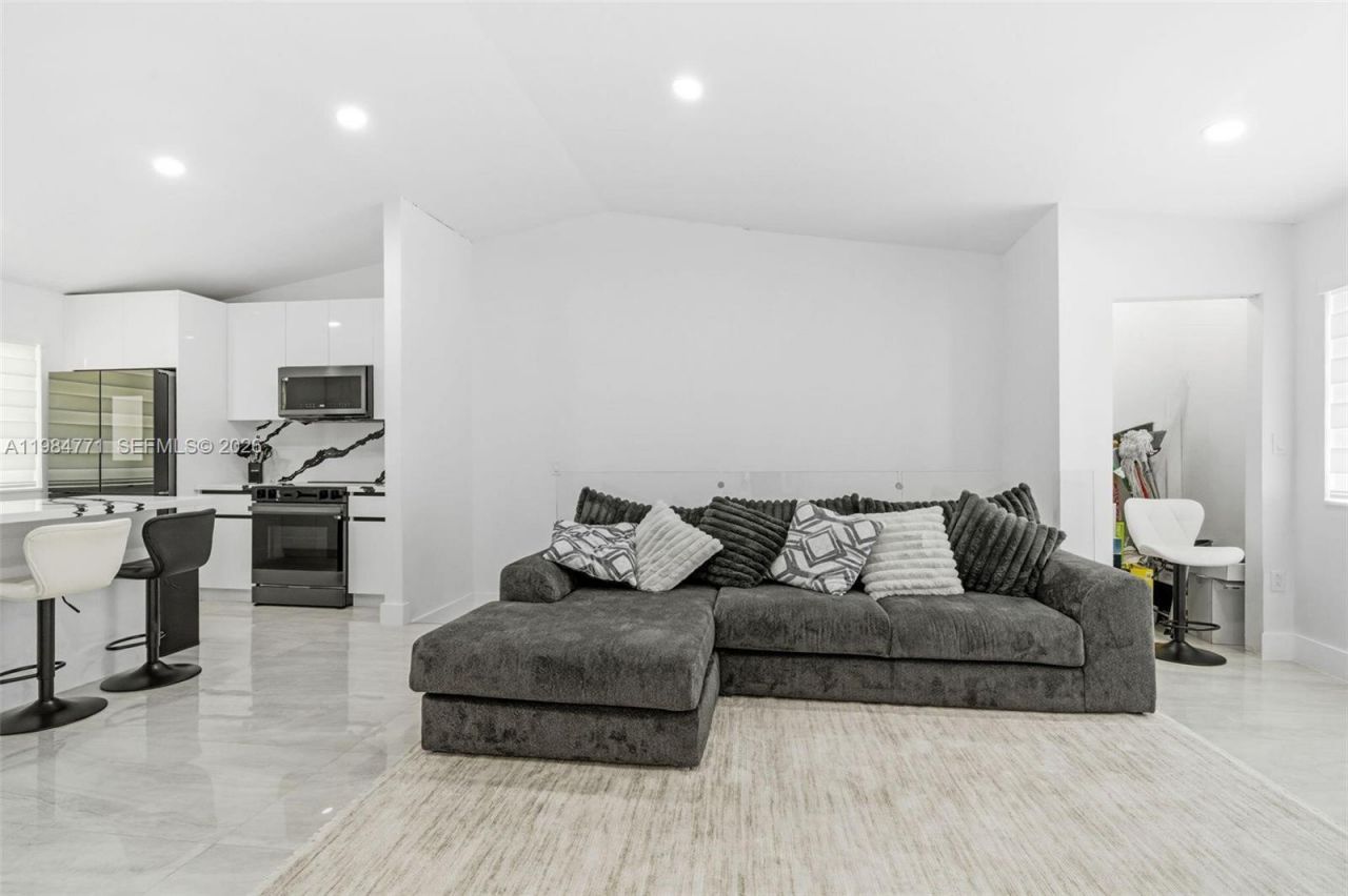 8027 Lake Dr , Unit 204, Doral, FL 33166 Photo