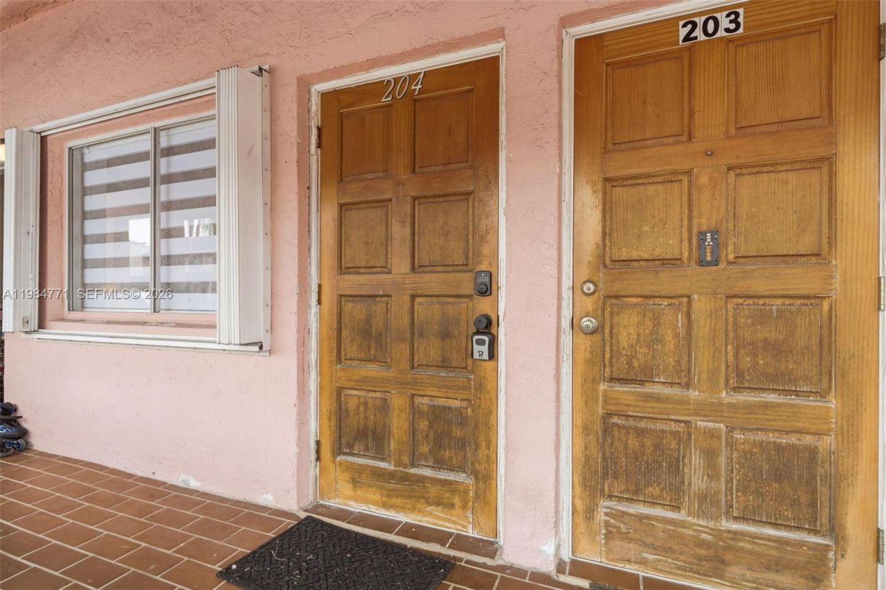 8027 Lake Dr , Unit 204, Doral, FL 33166 Photo