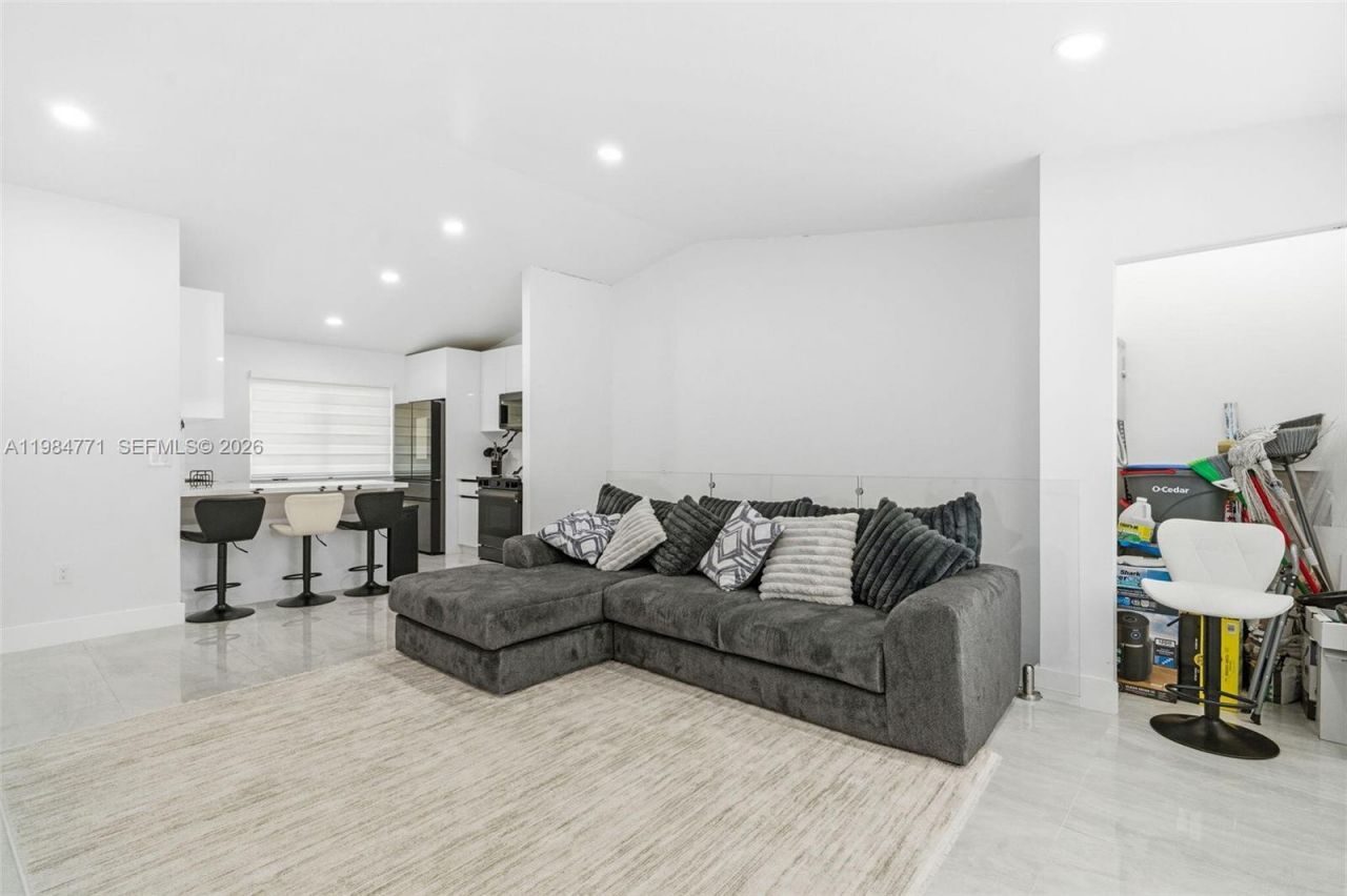 8027 Lake Dr , Unit 204, Doral, FL 33166 Photo