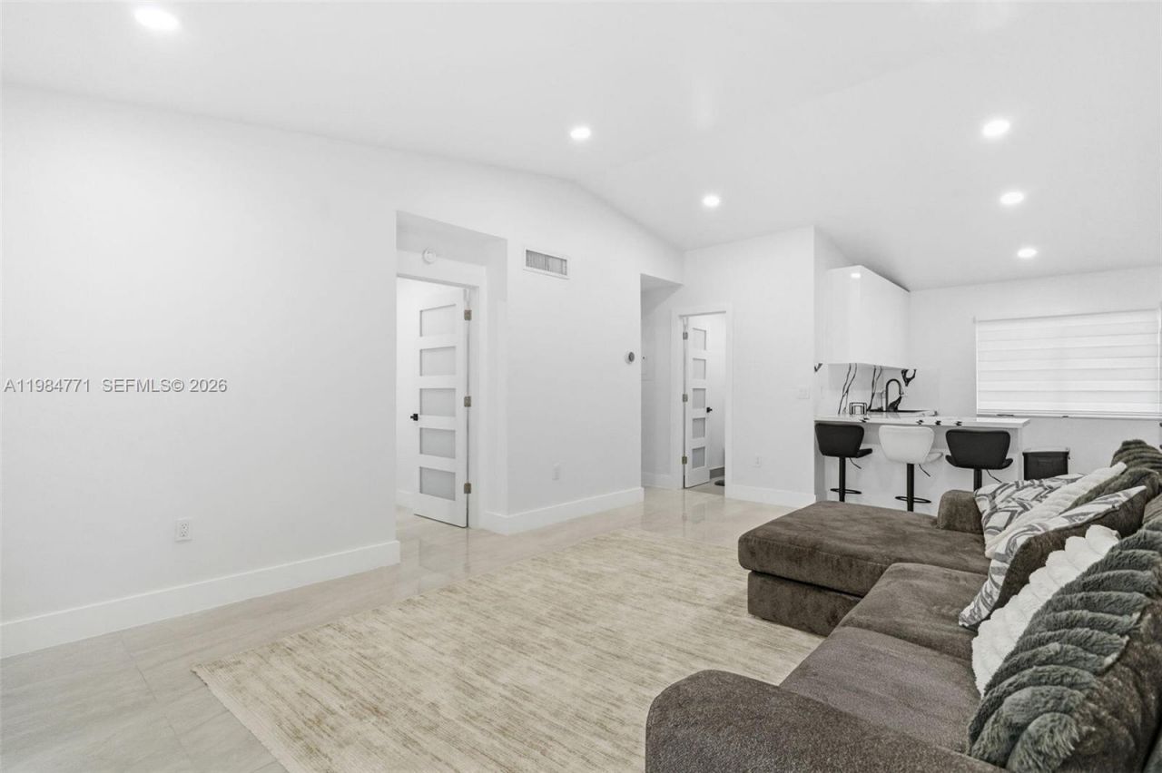 8027 Lake Dr , Unit 204, Doral, FL 33166 Photo