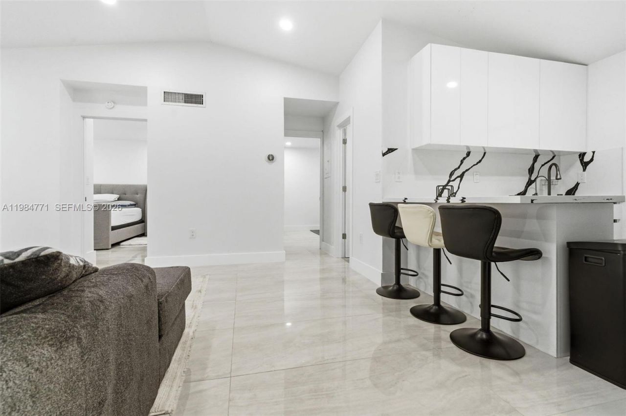 8027 Lake Dr , Unit 204, Doral, FL 33166 Photo