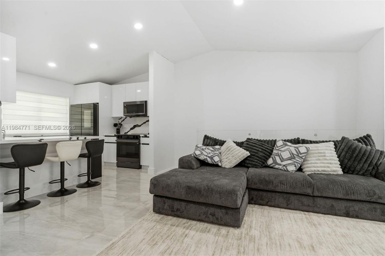 8027 Lake Dr , Unit 204, Doral, FL 33166 Photo