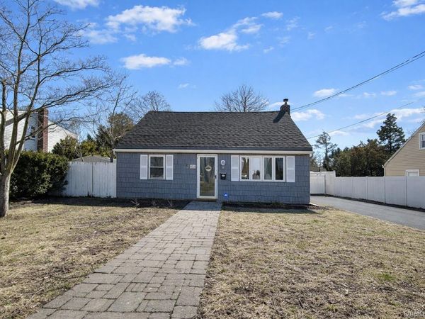 93 Birch Avenue E, Farmingdale, NY 11735