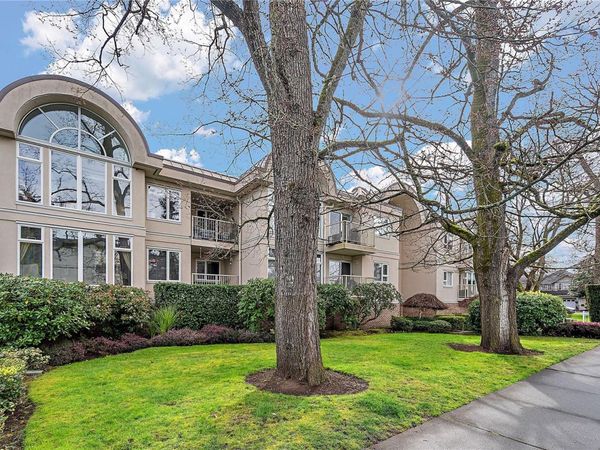 9905 Fifth St, Unit 205, Sidney, BC V8L 2X6