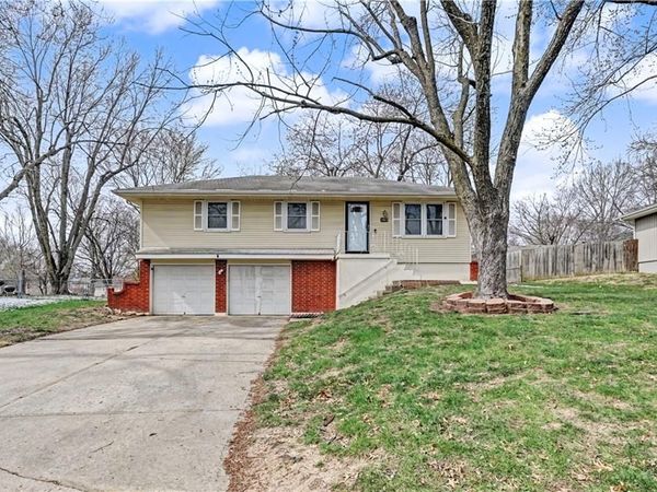 1913 SW Gladstone Drive, Blue Springs, MO 64014