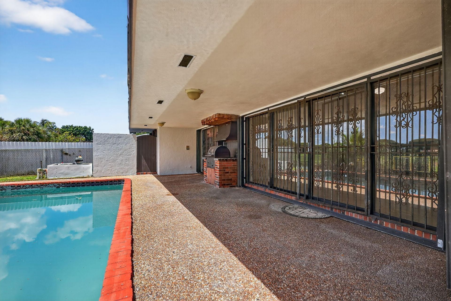 19811 W Oakmont Drive, Hialeah, FL 33015 Photo