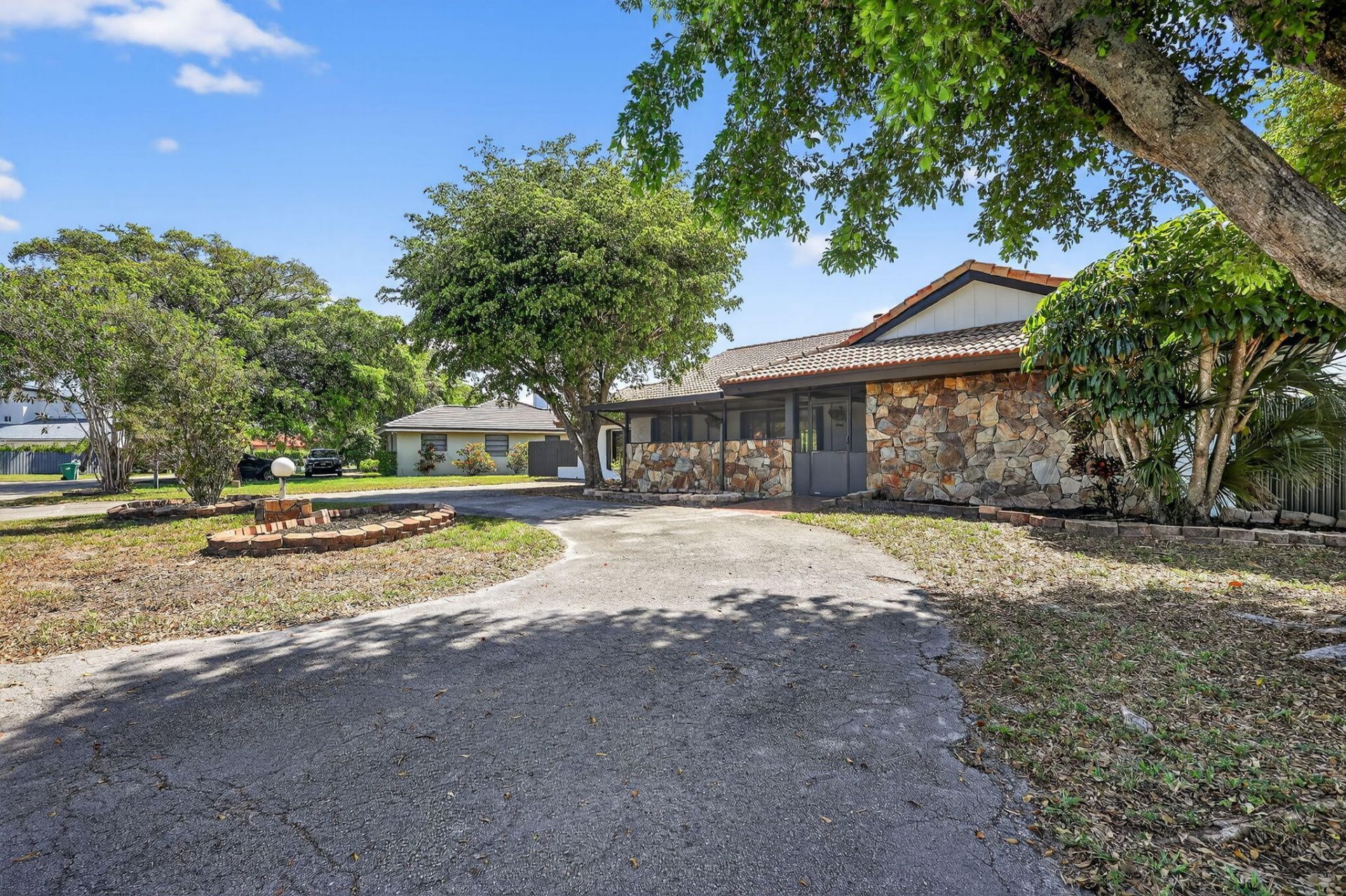 19811 W Oakmont Drive, Hialeah, FL 33015 Photo