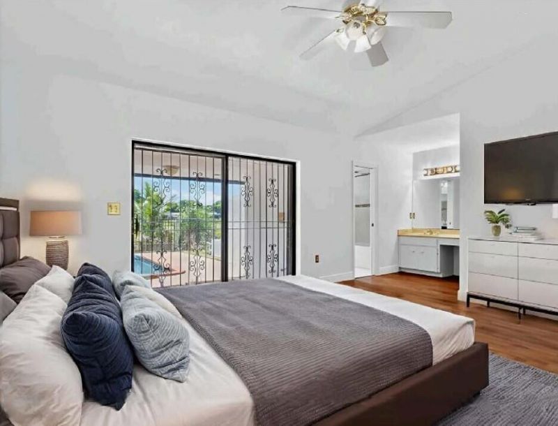 19811 W Oakmont Drive, Hialeah, FL 33015 Photo