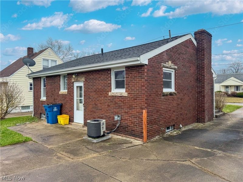 165 Piccadilly Street, Campbell, OH 44405 Photo 3