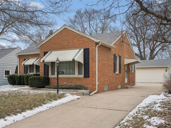 3913 Clinton Avenue, Des Moines, IA 50310