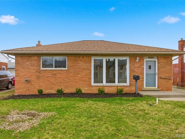 15225 Common Road, Roseville, MI 48066