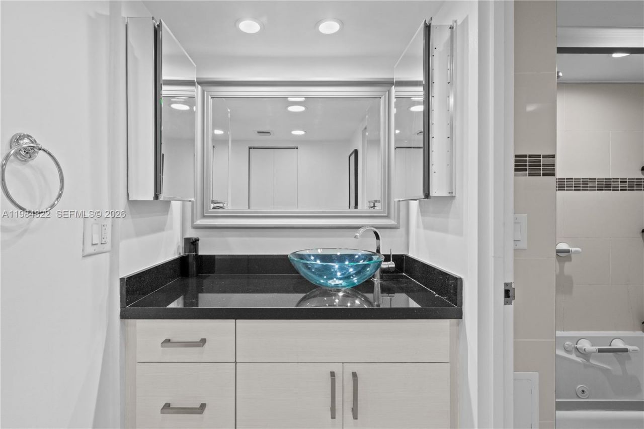 3675 N Country Club Dr, Unit 1907, Aventura, FL 33180 Photo