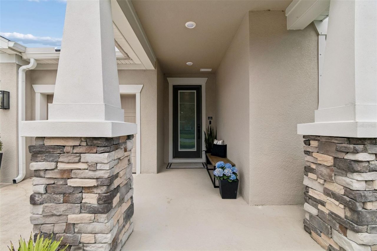 4911 Lakeshore Oaks Court, Tampa, FL 33624 Photo