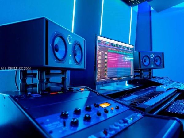 2100 NW 99th Ave , Doral, FL 33172