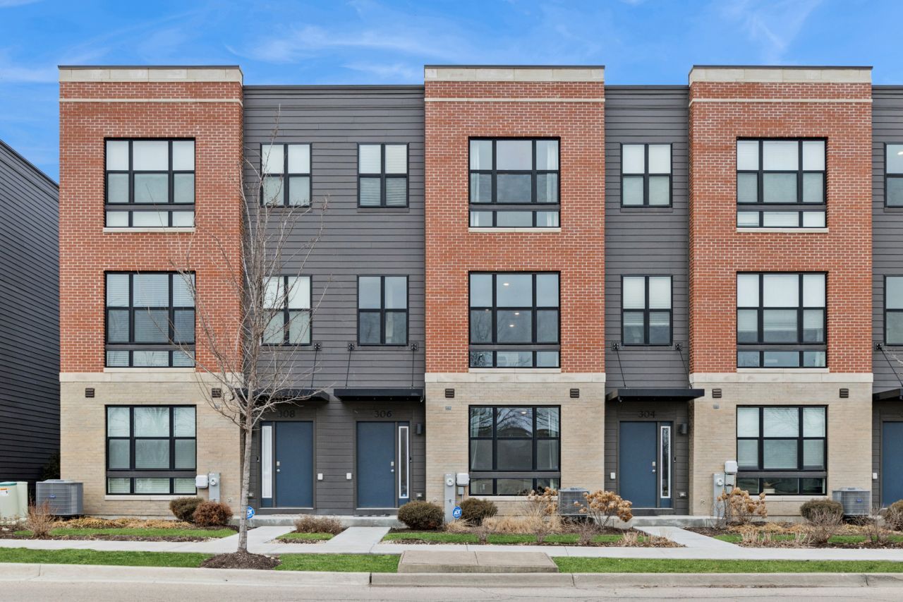 306 Summit Circle, Lombard, IL 60148 Main Photo