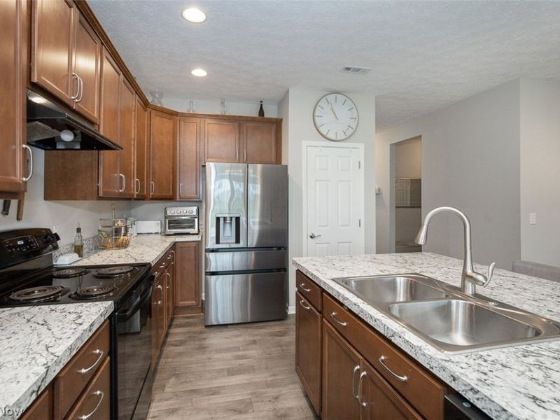 701 Cedar Crest Drive, Elyria, OH 44035 Photo 4