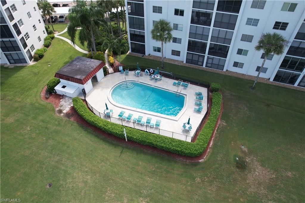 37 High Point Cir E, Unit 307, Naples, FL 34103 Photo